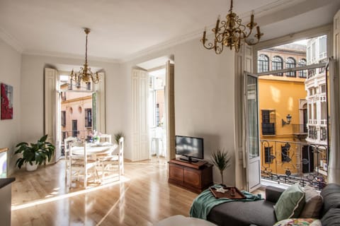 TV and multimedia, Balcony/Terrace, Living room, Dining area, City view, Landmark view, locker