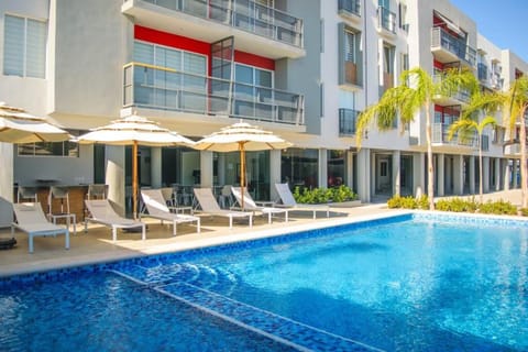 Property building, Swimming pool, sunbed