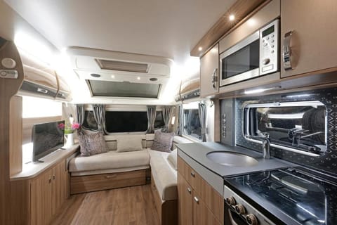 Property building, Kitchen or kitchenette, Living room, Seating area, Dining area, stove