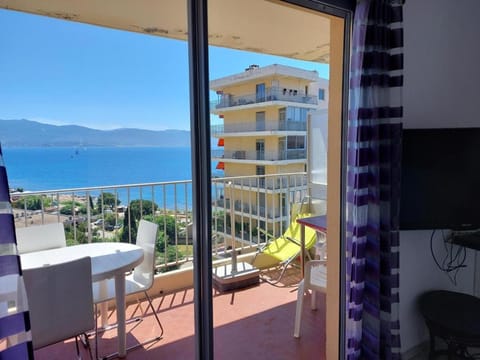 AJACCIO VUE IMPRENABLE APPT 3 P POUR 4 OU 5 PERSONNES SANGUINAIRES 300M PLAGES ET MERPERSONNES Apartment in Ajaccio