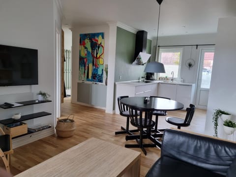 TV and multimedia, Coffee/tea facilities, Kitchen or kitchenette, Living room, Seating area, Dining area, dishwasher, locker, microwave, minibar, stove
