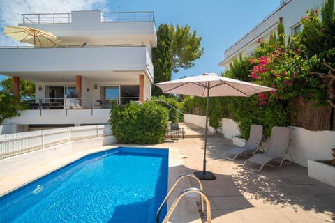 Property building, Patio, Day, Garden, Garden view, Pool view, Swimming pool, Swimming pool, sunbed