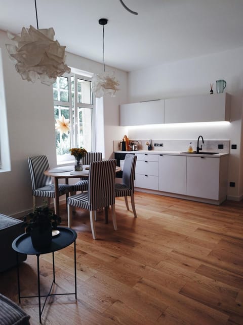 Kitchen or kitchenette, Living room, Seating area, Dining area