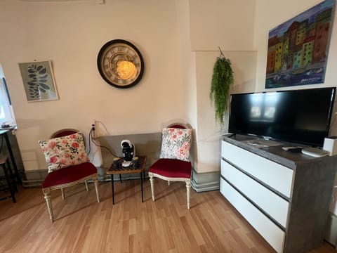 TV and multimedia, Coffee/tea facilities, Lounge or bar, Seating area