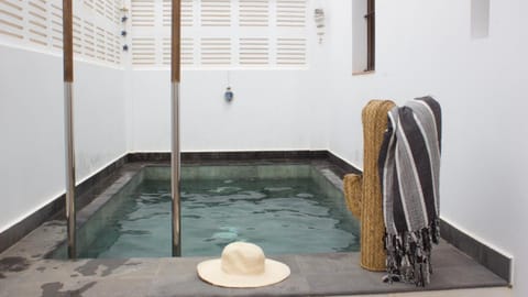 Swimming pool, Swimming pool
