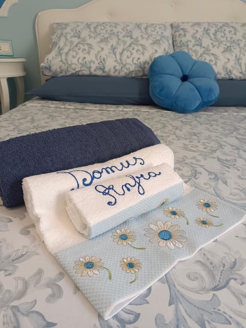 Bedroom, towels