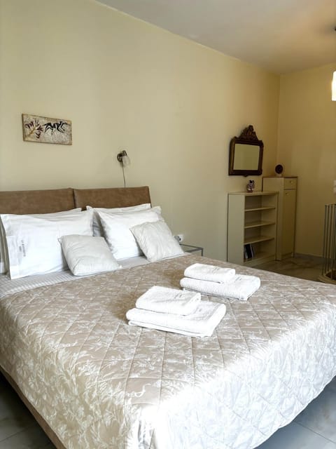 Bed, Photo of the whole room, Bedroom, towels