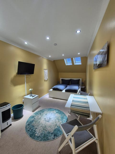 Bed, TV and multimedia, Photo of the whole room, Seating area, Bedroom