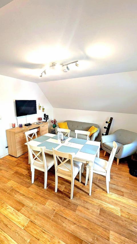 TV and multimedia, Living room, Seating area, Dining area, Evening entertainment