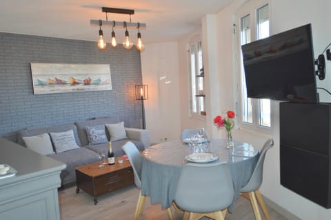 Seating area, Dining area