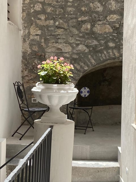 Property building, Patio, Facade/entrance, Balcony/Terrace