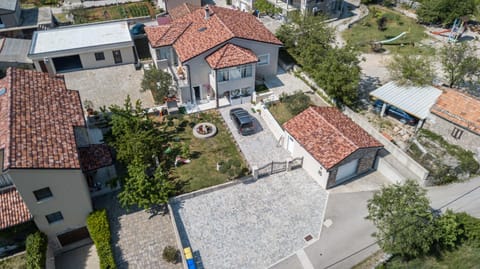 Bird's eye view, Guests