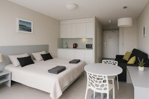Bed, Kitchen or kitchenette, Photo of the whole room, Seating area, Bedroom, oven, stove, towels