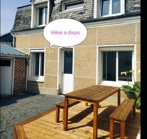 Le Nid Colas cour au sud vélos a dispo House in Normandy