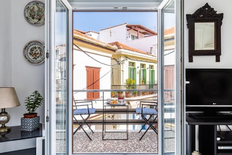 TV and multimedia, View (from property/room), Balcony/Terrace, Living room, City view, Street view, Quiet street view