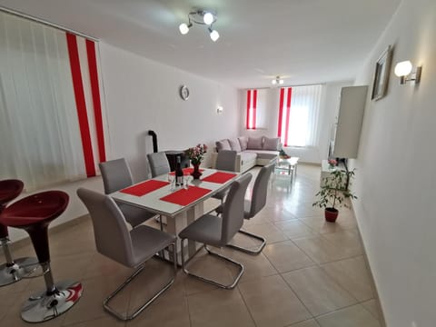 Living room, Dining area, Drinks