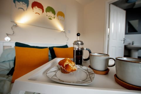 Bed, Coffee/tea facilities, Photo of the whole room, Bedroom