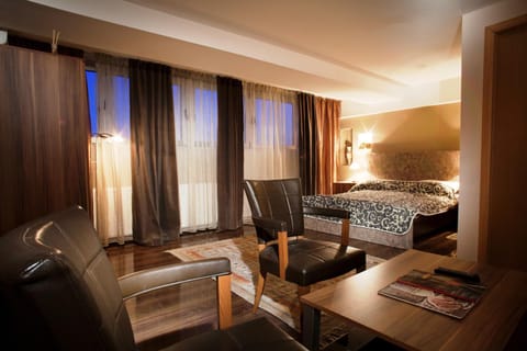 Bathroom, TV and multimedia, Living room, Seating area, Bedroom, Drinks