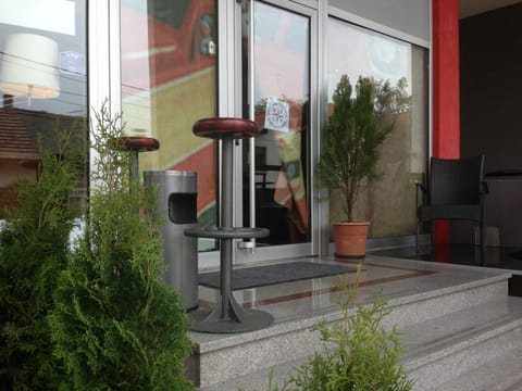 Patio, Facade/entrance, Decorative detail, Drinks