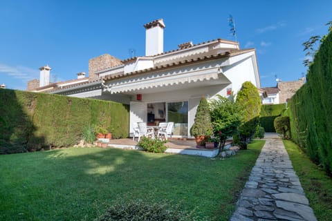 Property building, Patio, Day, Garden, Garden view