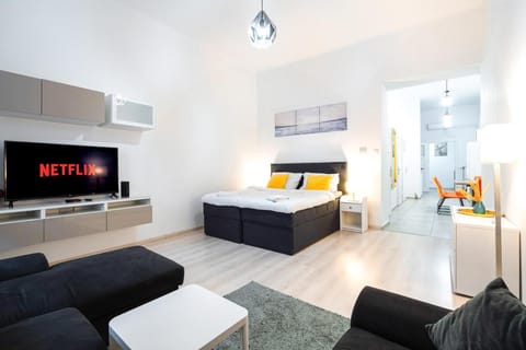 Bed, TV and multimedia, Living room, Decorative detail, Seating area, Bedroom