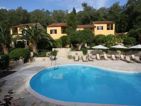 Property building, Garden, Garden view, Pool view, Swimming pool, sunbed