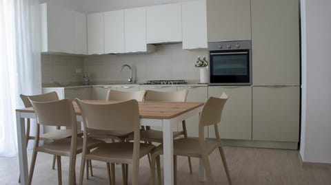 Kitchen or kitchenette, Dining area, Communal kitchen