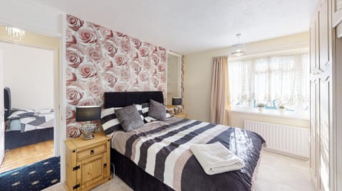 Bed, Photo of the whole room, Bedroom