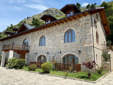 Property building, Day, Garden, Landmark view
