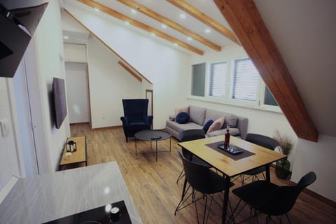 TV and multimedia, Living room, Photo of the whole room, Seating area, Dining area