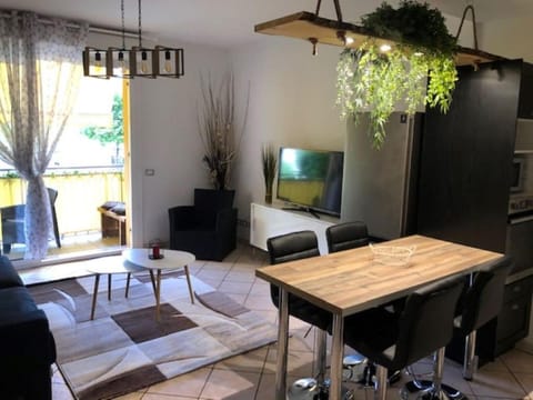 Communal lounge/ TV room, TV and multimedia, Balcony/Terrace, Living room, Dining area