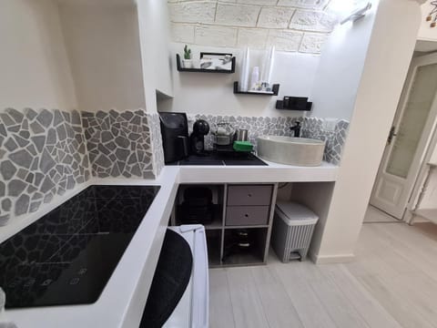 Kitchen or kitchenette, minibar, stove