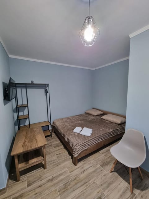 Bed, TV and multimedia, Photo of the whole room, Bedroom, towels
