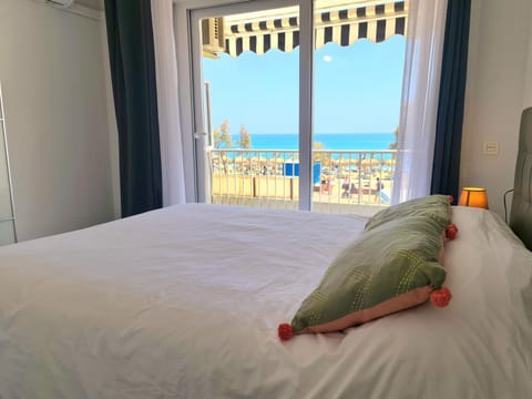Bed, Sea view