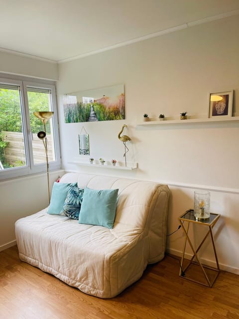 Bed, Living room, Seating area