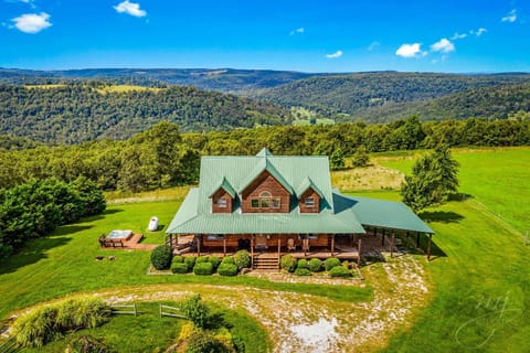 Lodge at OZK Ranch- Incredible mountaintop cabin with hot tub and views Cabin in Buffalo River