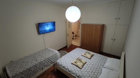 Photo of the whole room, Bedroom, wardrobe