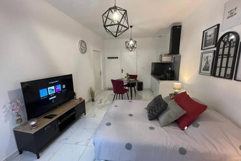 Communal lounge/ TV room, Bed, TV and multimedia, Living room, Photo of the whole room