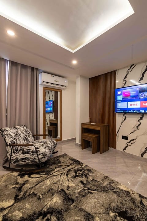 Bed, TV and multimedia, Photo of the whole room, Seating area, Bedroom, Mountain view, air conditioner