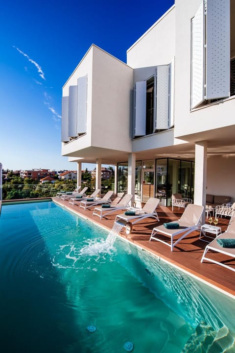 Property building, Day, Pool view, Swimming pool, sunbed