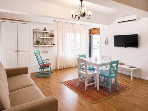 Communal lounge/ TV room, Game Room, TV and multimedia, Coffee/tea facilities, Living room, Seating area, Dining area, Evening entertainment, Meeting/conference room, Sea view, Location, Sunrise, Sunset, internet, internet, toaster, air conditioner