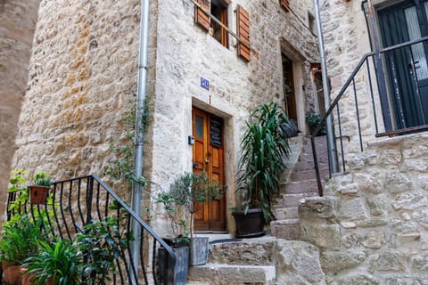 HealthyStudio512 Apartments Bed and Breakfast in Kotor