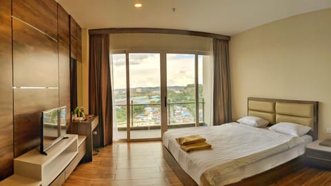 Bed, TV and multimedia, Photo of the whole room, Bedroom