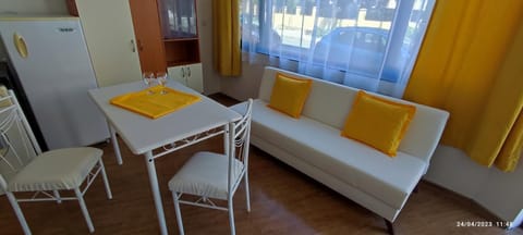 Kitchen or kitchenette, Living room, Seating area, Dining area