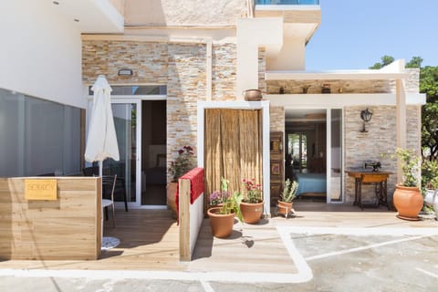 Patio, Facade/entrance