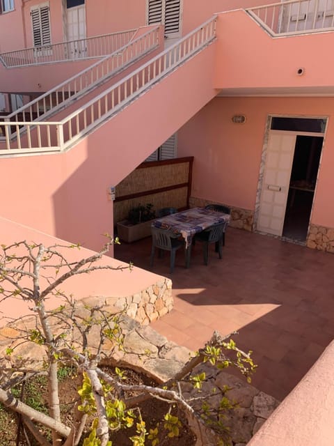 Facade/entrance, Balcony/Terrace