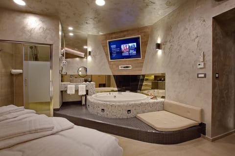 Bed, Hot Tub, TV and multimedia, Seating area
