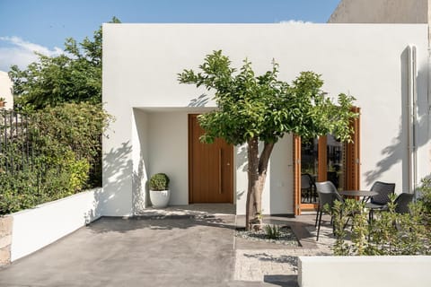 Facade/entrance, Balcony/Terrace