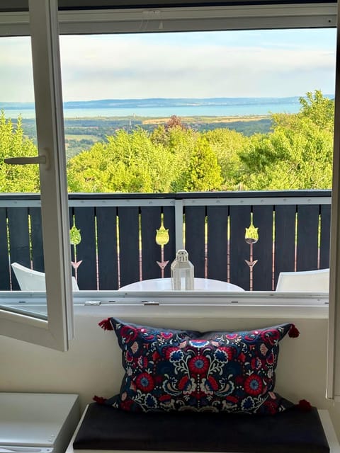 Natural landscape, View (from property/room), View (from property/room), Balcony/Terrace, Garden view, Garden view, Lake view, Lake view