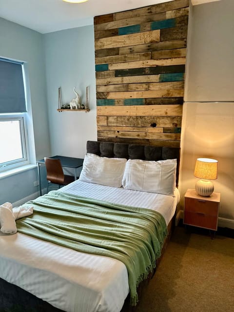 Contractor Accommodation Birmingham Large 6BR Free Parking House in Birmingham